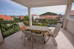 d'une terrasse avec une table et des chaises sur un balcon. dans l'établissement Apartments with a parking space Tribunj, Vodice - 4201, à Tribunj