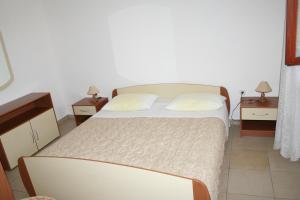Posteľ alebo postele v izbe v ubytovaní Apartments by the sea Mandre, Pag - 4095