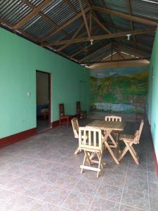 Pokój ze stołem i krzesłami oraz malowidłem ściennym w obiekcie Finca Fuente de Vida w mieście Estelí
