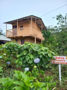 Casa con balcón sobre un campo de plantas en Finca Fuente de Vida, en Estelí