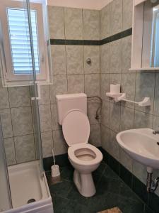 een badkamer met een toilet en een wastafel bij Apartments with a parking space Lun, Pag - 4062 in Lun
