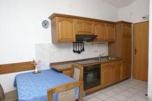 Kuchyň nebo kuchyňský kout v ubytování Apartments by the sea Mandre, Pag - 4098 + 36 fotografií