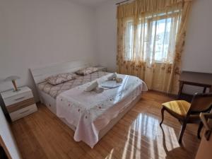Posteľ alebo postele v izbe v ubytovaní Apartments by the sea Vinisce, Trogir - 4288