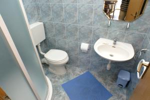 łazienka z toaletą i umywalką w obiekcie Apartments with a parking space Marusici, Omis - 4279 w Mimicach