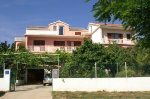 dom z samochodem zaparkowanym przed nim w obiekcie Family friendly seaside apartments Vlasici, Pag - 4131 w mieście Vlašići +13 zdjęć