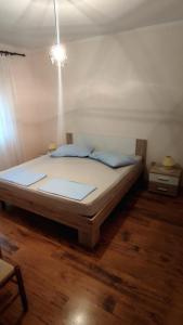 ein großes Bett in einem Zimmer mit in der Unterkunft Apartment Metajna 4150b in Metajna
