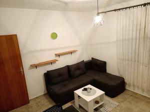 Ein Sitzbereich in der Unterkunft Apartment Metajna 4150b