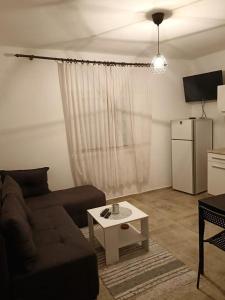 Ein Sitzbereich in der Unterkunft Apartment Metajna 4150b