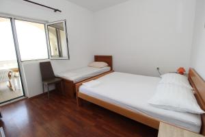 Postel nebo postele na pokoji v ubytování Apartments by the sea Mandre, Pag - 4084