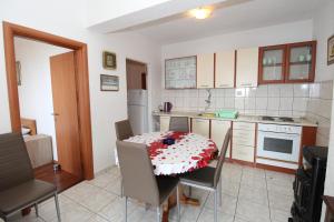 Kuchyň nebo kuchyňský kout v ubytování Apartments by the sea Mandre, Pag - 4084