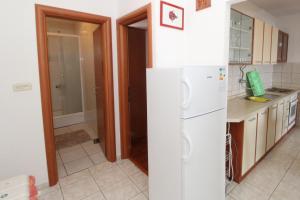 Kuchyň nebo kuchyňský kout v ubytování Apartments by the sea Mandre, Pag - 4084