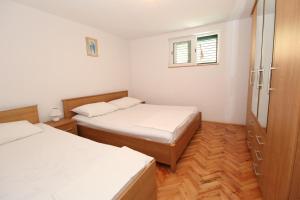 Postel nebo postele na pokoji v ubytování Apartments by the sea Mandre, Pag - 4084