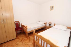 Postel nebo postele na pokoji v ubytování Apartments by the sea Mandre, Pag - 4084