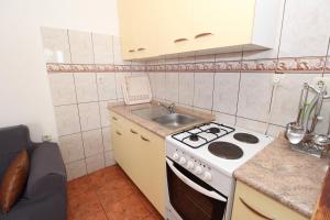 Kuchyň nebo kuchyňský kout v ubytování Apartments by the sea Mandre, Pag - 4084