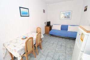 Postel nebo postele na pokoji v ubytování Apartments by the sea Mandre, Pag - 4084