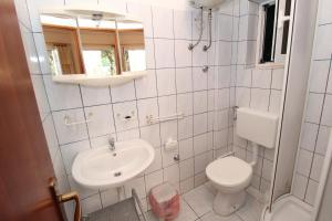 y baño con aseo y lavamanos. en Apartments by the sea Mandre, Pag - 4084 en Kolan