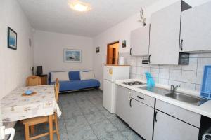 Kuchyň nebo kuchyňský kout v ubytování Apartments by the sea Mandre, Pag - 4084