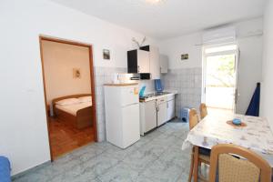 Kuchyň nebo kuchyňský kout v ubytování Apartments by the sea Mandre, Pag - 4084