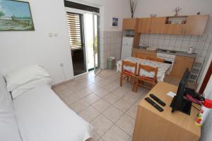 Kuchyň nebo kuchyňský kout v ubytování Apartments by the sea Mandre, Pag - 4084