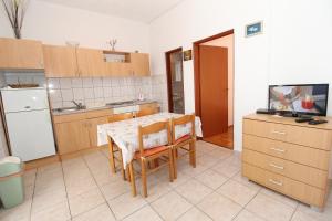 Kuchyň nebo kuchyňský kout v ubytování Apartments by the sea Mandre, Pag - 4084 + 35 fotografií