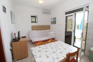 Postel nebo postele na pokoji v ubytování Apartments by the sea Mandre, Pag - 4084
