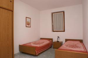 Postel nebo postele na pokoji v ubytování Apartments by the sea Novalja, Pag - 4114