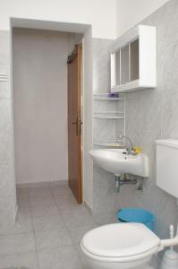 Koupelna v ubytování Apartments by the sea Novalja, Pag - 4114