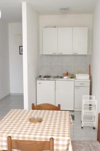 Kuchyň nebo kuchyňský kout v ubytování Apartments by the sea Novalja, Pag - 4114