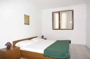 Postel nebo postele na pokoji v ubytování Apartments by the sea Novalja, Pag - 4114