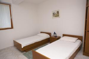 Postel nebo postele na pokoji v ubytování Apartments by the sea Novalja, Pag - 4114