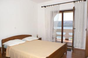 una camera con letto e vista sull'oceano di Apartments and rooms by the sea Zubovici, Pag - 4065 a Zubovići