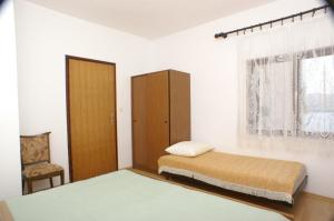 Posteľ alebo postele v izbe v ubytovaní Apartments and rooms by the sea Zubovici, Pag - 4065