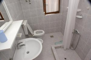 Kúpeľňa v ubytovaní Apartments and rooms by the sea Zubovici, Pag - 4065