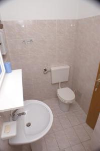 Kúpeľňa v ubytovaní Apartments and rooms by the sea Zubovici, Pag - 4065