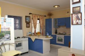 una cucina con armadi blu e piano di lavoro di Apartments and rooms by the sea Zubovici, Pag - 4065 a Zubovići