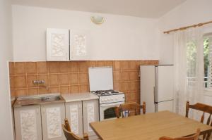 מטבח או מטבחון ב-Apartment Grebastica 4207b