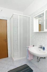 Et badeværelse på Apartments with a parking space Metajna, Pag - 4116