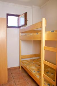 Poschodová posteľ alebo postele v izbe v ubytovaní Apartment Kustici 4129b