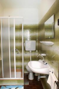 ein Bad mit einem Waschbecken, einem WC und einer Dusche in der Unterkunft Apartments with a parking space Potocnica, Pag - 4096 in Stara Novalja