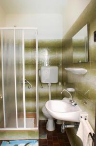 une salle de bain avec un lavabo, des toilettes et une douche dans l'établissement Apartments with parking space Potocnica, Pag - 4096, à Stara Novalja