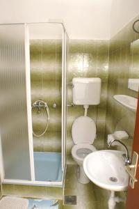 une petite salle de bain avec toilettes et lavabo dans l'établissement Apartment Potocnica 4096e, à Stara Novalja