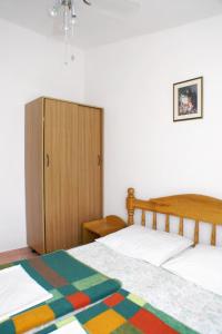 - une chambre avec deux lits et une armoire dans l'établissement Apartment Potocnica 4096e, à Stara Novalja