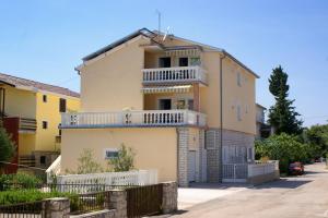 Budova, kde se apartmán nachází + 14 fotografií