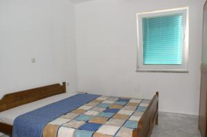 1 dormitorio con cama y ventana en Apartment Zubovici 4130e, en Zubovići