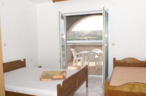 Postel nebo postele na pokoji v ubytování Apartments by the sea Zubovici, Pag - 4130