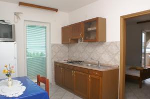 Kuchyň nebo kuchyňský kout v ubytování Apartments by the sea Zubovici, Pag - 4130 + 37 fotografií