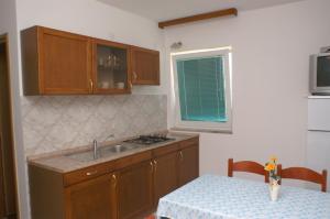 Kuchyň nebo kuchyňský kout v ubytování Apartments by the sea Zubovici, Pag - 4130