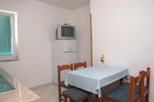 Kuchyň nebo kuchyňský kout v ubytování Apartments by the sea Zubovici, Pag - 4130