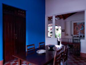 a dining room with a table and a blue wall at Casa Silas Granada Nicaragua in Granada