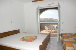 Postel nebo postele na pokoji v ubytování Apartments by the sea Zubovici, Pag - 4130